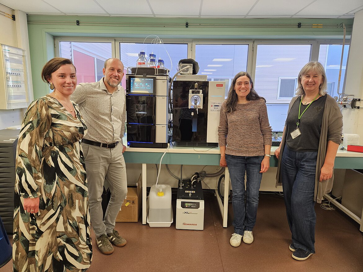 Equipe technique devant l'Orbitrap avec Nathalie Mielcarek, co-coordinatrice du CPER Resistomics